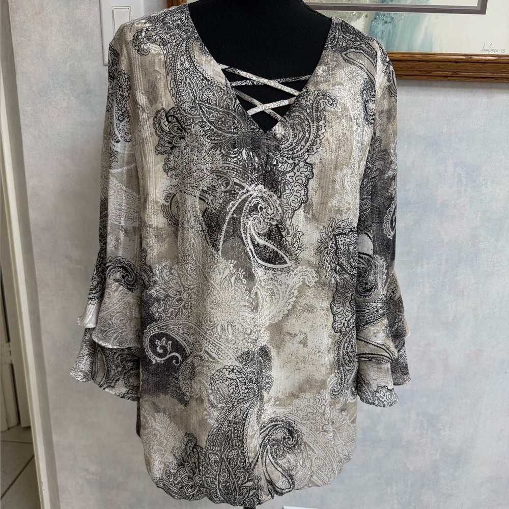 Roz & Ali XL Elegant Paisley Top with Lattice Front V Neck & bell sleeves